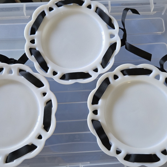 Antique Hazel Atlas Milk Glass White Decorative Plates - Picture 2 of 3